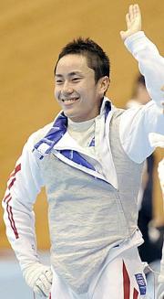 観客の声援に応える北京五輪銀メダリストの太田雄貴（共同）