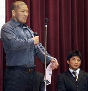 生徒にクールビズを呼びかける石井。右は内柴（撮影・栗山尚久）