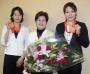 鈴木（右）と原田（左）は、金子シンクロ委員長を挟み銅メダルを披露
