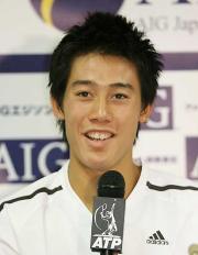 AIGオープン公開練習の会見で笑顔を見せる錦織圭