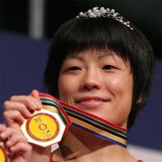 表彰台でメダルを手に笑顔を見せる坂本日登美(撮影・中島郁夫)