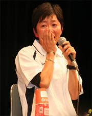 トークショーで感極まって涙をぬぐう野口（撮影・太田尚樹）