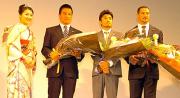 左から０８年度ミス日本の鈴木理恵さん、松田丈志、末続慎吾、室伏広治
