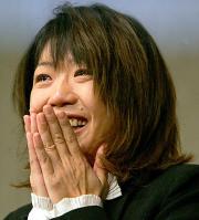 引退会見終了後、涙をいっぱいためながらも笑顔を作る高橋尚子