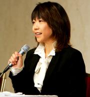 ２８日、引退会見する高橋尚子さん（撮影・宇治久裕）