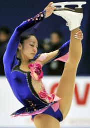 中国杯開幕を前に調整する安藤美姫（共同）