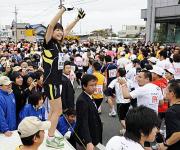 スタートしたランナーに笑顔で声援を送る高橋尚子さん（共同）