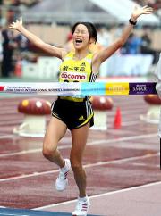 両手を広げ、歓喜の表情でゴールする尾崎好美（撮影・浅見桂子）