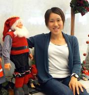 選手村ホテルのクリスマス飾りの前で笑顔を見せる尾崎好美