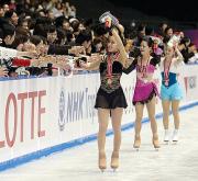 優勝を飾った浅田はファンとハイタッチ。後方には２位の鈴木、３位の中野