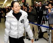 中部国際空港で大勢の人に迎えられる浅田真央