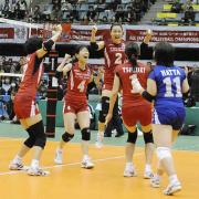 初優勝を決め、ジャンプして喜ぶトヨタ車体の選手たち
