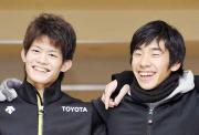 笑顔で肩を組む、織田（右）と小塚