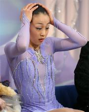 SPでジャンプを失敗した浅田真央は、モニターを見てがっかりした表情
