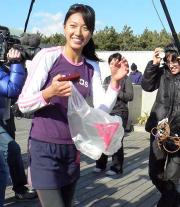 罰ゲームとして自費で購入した缶コーヒーを報道陣全員に配る浅尾美和