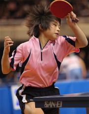 小学６年の前田美優は社会人の花沢千夏に強烈なフォアハンドを繰り出す