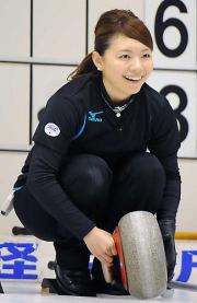 笑顔でストーンを手にする本橋麻里（撮影・ たえ見朱実）