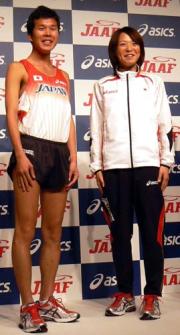陸上日本代表のウエアを着るの山崎勇喜と藤永佳子(撮影・佐々木一郎)