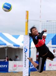 相手スパイクに飛びついて反応する浅尾美和（撮影・清水貴仁）