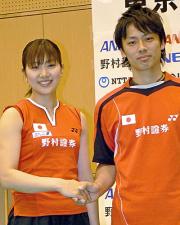 混合でロンドン五輪を目指す潮田玲子(右)と池田信太郎は仲良く握手