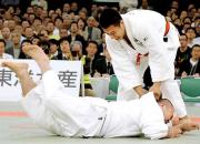 決勝で棟田（下）を攻める穴井（共同）