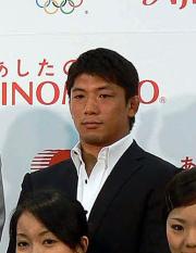 ネーミングライツ契約の会見に出席した,内柴正人