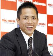 笑顔で現役続行を表明した五輪柔道３連覇の野村（共同）