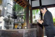 本能寺の信長公廟を参拝する織田信成（共同）