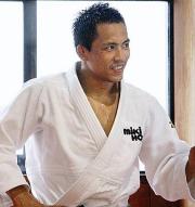強化合宿に参加し笑顔を見せる野村忠宏