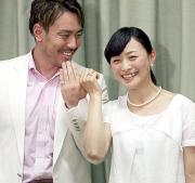 おそろいの指輪を披露する上村愛子と皆川賢太郎（撮影・蔦林史峰）