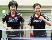 １回戦を突破し笑顔をみせる石川（左）、福原組（撮影・奥田泰也）