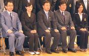 塩谷大臣（左端）と記念撮影に納まる上村（左から２人目）と安藤（右端）