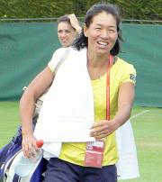 ウィンブルドン選手権へ向けた練習を終え、引き揚げるクルム伊達（共同）