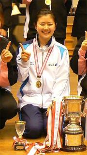 日本リーグ初優勝を果たし、記念撮影する福原愛