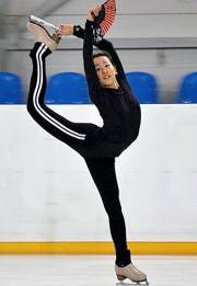 練習でスパイラルを披露する浅田真央（共同）