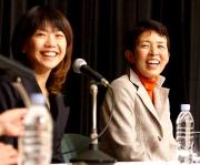 08年11月、シンポジウムで高橋尚子さん(左)と並んで笑顔