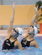 世界選手権に向け練習する乾友紀子(左)と酒井麻里子(共同)
