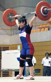 女子53キロ級のスナッチで日本新をマークした三宅宏実(共同)