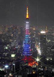 オリンピックカラーにライトアップされた東京タワー(共同)
