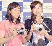 カメラを手に満面の笑みを見せる浅田舞（右）真央姉妹