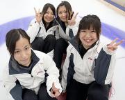 ピースサインをする常呂高の女子高生４人（撮影・長島一浩）