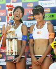 優勝トロフィーを手に笑顔を見せる浅尾（左）と西堀（撮影・酒井清司）
