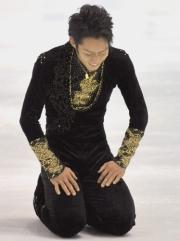 フィニッシュで転倒、氷の上に座り込んだまま苦笑いする高橋大輔(共同)