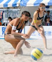 初コンビも見せ場なく敗れた浅尾美和（左）と菅山かおるペア