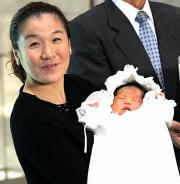 出産報告会見で谷は、名前を晃明ちゃんと命名したことを笑顔で語った