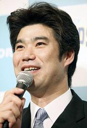 今季限りで引退を表明し記者会見する荻野(共同)