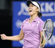 米村を破って初優勝を飾り、ガッツポーズする奈良くるみ(共同)