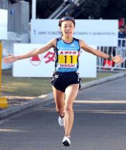 両手を広げ2位でゴールする嶋原(撮影・神戸崇利)