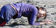 激しいトレーニングに砂浜に倒れ込む浅尾
