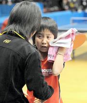 女子シングルス１回戦で敗退した平野は、タオルを手に悲しそうな表情